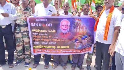 சூளகிரி: ரவுண்டானாவில் பாஜக சார்பில் நடைபெற்ற சிந்தூர் வெற்றி பேரணியில் 100க்கும் அதிகமானோர் பங்கேற்பு