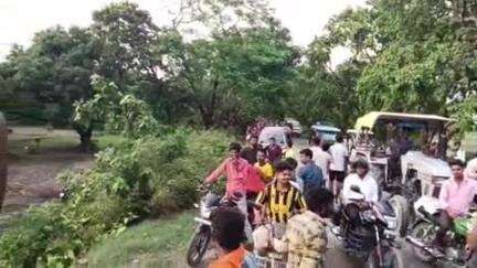 पडरौना: खिरकिया में तेज आंधी के कारण पेड़ों के गिरने से घंटों बाधित रहा आवागमन, बिजली आपूर्ति भी हुई ठप