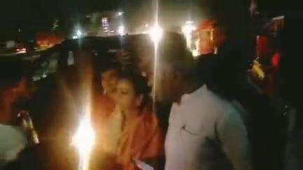 भगवानपुर: सड़क दुर्घटना में युवक की मौत के बाद पूर्व विधायक अनु शुक्ला भगवानपुर में परिजनों को सांत्वना देने पहुंची