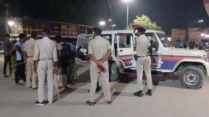 बेतिया: बेतिया रेलवे स्टेशन पर पारिवारिक विवाद को लेकर हंगामा, सूचना पर पहुंची डायल 112 पुलिस