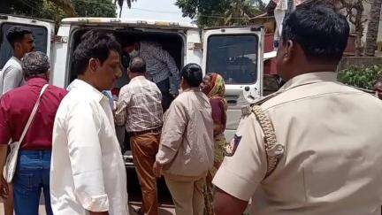 ಧಾರವಾಡ: ನಗರದ ಹೊಸ ಯಲ್ಲಾಪುರದಲ್ಲಿ ಅನಾರೋಗ್ಯದಿಂದ ಬಳಲುತ್ತಿದ್ದ ಮಹಿಳೆಯನ್ನು ಆಸ್ಪತ್ರೆಗೆ ದಾಖಲಿಸಿದ ಪೊಲೀಸರು