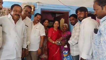 సిరిపురం ప్రాంతంలో రేషన్ సరుకులు పంపిణీ చేసిన ప్రత్తిపాడు ఎమ్మెల్యే వరుపుల సత్యప్రభ