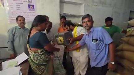 గుంతకల్లు: కార్డు దారులందరికీ రేషన్ అందాలి: పట్టణంలో రేషన్ పంపిణీలో యాదవ కార్పొరేషన్ రాష్ట్ర డైరెక్టర్ ఆమ్లెట్ మస్తాన్ యాదవ్