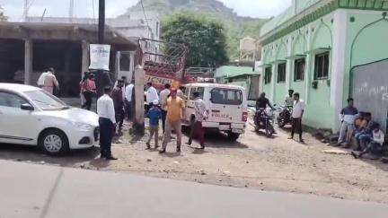 बुरहानपुर: किराए को लेकर बस कंडक्टर और यात्री में विवाद, यात्री को जंगल में उतारा, परिजनों ने बस रोककर किया हंगामा