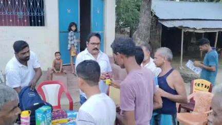 कदवा: लोजपा पंचायती राज प्रकोष्ठ के नेताओं ने मवेशियों को बीमारी से बचाने के लिए दवाई वितरित की