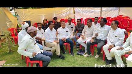 जुन्नारदेव विधायक सुनील उइके के नेतृत्व में कांग्रेसी कार्यकर्ताओं ने शिकारपुर में पूर्व सीएम कमलनाथ से मुलाकात की