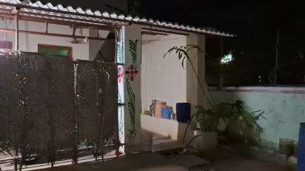 நத்தம்: நத்தம் அருகே விவசாயின் வீட்டில் பூத்த வருடத்துக்கு ஒருமுறை இரவில் மலர்ந்து இரவிலேயே குவிந்து விடும் பிரம்ம கமலம் பூ