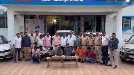 कोटा: कोटा पुलिस और ACCU की संयुक्त टीम ने फार्महाउस से जुआ खेलते 14 जुआरियों को पकड़ा
