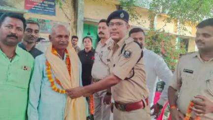 गोरौल: गोरौल थाना परिसर में विदाई समारोह, सेवानिवृत्त चौकीदार को इंस्पेक्टर व थानाध्यक्ष ने दी विदाई
