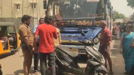 தண்டையார்பேட்டை: வண்ணாரப்பேட்டை டி எச் சாலையில் இரு சக்கர வாகனத்தை மோதியதால் இளைஞர் பேருந்து ஓட்டுநருடன் வாக்குவாதம்