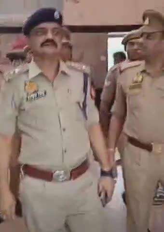 नवाबगंज: बाराबंकी रेलवे स्टेशन पर जीआरपी एसपी रोहित मिश्र ने किया औचक निरीक्षण, सुरक्षा व्यवस्था और यात्री सुविधाओं का लिया जायजा
