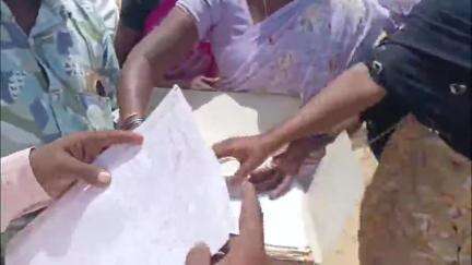కొవ్వూరు: మా.. హ‌క్కులు మాకు క‌ల్పించండి..గిరిజ‌నుల భూముల‌కు ప‌ట్టాలివ్వండి..మీడియాతో మాట్లాడిన గిరిజ‌నులు