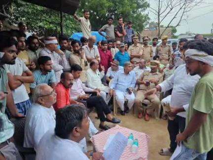 बिल्हौर: बिल्हौर के खासपुर में एक घटना को लेकर भाजपा विधायक राहुल बच्चा और सपा नेत्री रचना के बीच जमकर खींचातानी शुरू