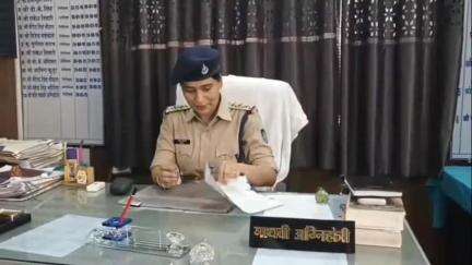 अमानगंज: अमानगंज-किशनगढ़ मार्ग पर पांडवन नदी पुल के पास से पुलिस ने 7 पेटी अवैध शराब के साथ कार की ज़ब्त