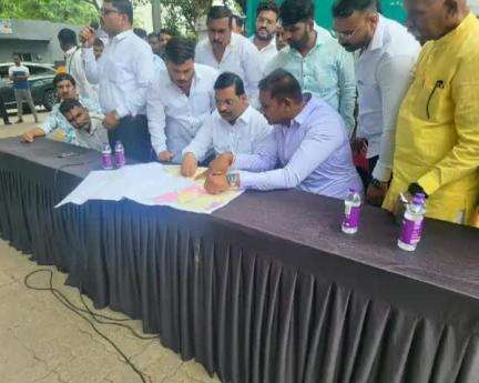 हवेली: वाकड परिसरातील डीपी प्लॅन रद्द करण्यासाठी आंदोलन करणा-या नागरीकांसमवेत आ.शंकर जगताप यांचा बैठक पार