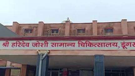 डूंगरपुर: माथूगामड़ा मार्ग पर कुत्ते ने बुजुर्ग महिला पर किया हमला, दोनों हाथ नोंच डाले, लहूलुहान महिला को अस्पताल में कराया भर्ती