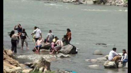 कुल्लू: ब्यास नदी में उतरकर जान जोखिम में डाल रहे सैलानी, गर्मी से राहत पाने कुल्लू-मनाली आ रहे हैं