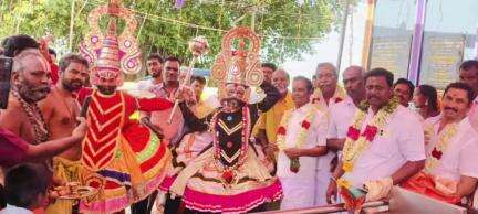 ஆரணி: ஆண்டாளூர் கிராமம் திரௌபதி அம்மன் திருக்கோயில் மகாபாரத அக்னி வசந்த பெருவிழா கோலாகலமாக தொடங்கியது ஏராளமான பொதுமக்கள் கலந்து கொண்டனர்
