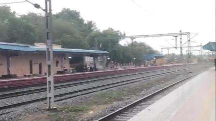 ஊத்தங்கரை: சாமல்பட்டி ரயில் நிலையத்தில் போதிய இருக்கை வசதி மற்றும் நிழல்குடைகள் இல்லாமல் மழை  வெயிலில்  பயணிகள் கடும் அவதி #localissue