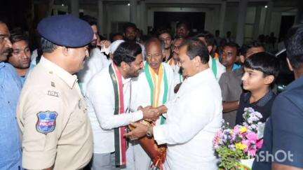 అదిలాబాద్ అర్బన్: ఆదిలాబాద్ కు చేరుకున్న రాష్ట్ర ప్రభుత్వం సలహాదారుడు, మాజీ మంత్రి షబ్బీర్ అలీ