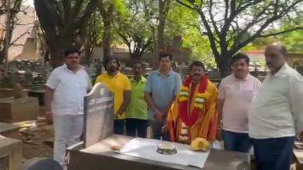 ಶೋರಾಪುರ: ಬೆಂಗಳೂರಿನ ಹರಿಶ್ಚಂದ್ರ ಘಾಟ್‌ನಲ್ಲಿ ಜನ್ಮದಿನ ಆಚರಿಸಿದ ನಗರದ ಕಾಂಗ್ರೆಸ್ ಎಸ್‌ಟಿ ಘಟಕದ ಮುಖಂಡ