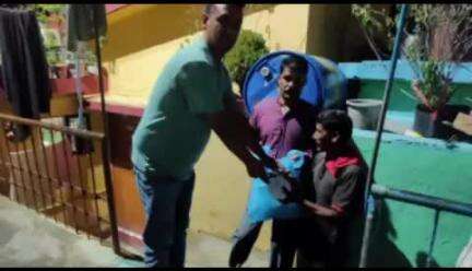 टिहरी: मोलधार बाल्मीकि बस्ती पहुंची प्रशासन की टीम, राहत के लिए बांटे राशन किट और कंबल, 5 परिवारों को किया शिफ्ट