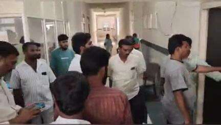 తాడిపత్రి: పెద్దపప్పూరు మండలంలో టిడిపి కార్యకర్తపై వైసీపీ నేతలు కత్తులతో దాడి, ఎమ్మెల్యే జెసి అస్మిత్ రెడ్డి పరామర్శ