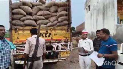 सादाबाद: बिसावर में एसडीएम ने छापामार कार्रवाई की, राशन डीलर के यहां से 500 कट्टे मिड डे मील चावल की कालाबाजारी के किए ज़ब्त
