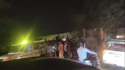 बुरहानपुर नगर: बुरहानपुर: कालू शाह बाबा दरगाह के पास ट्रक ने कार को टक्कर मारी, चालक के सीने में घुसा सरिया