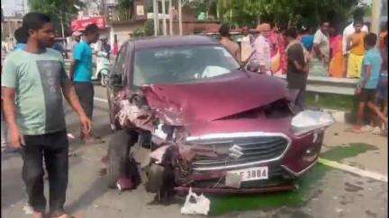 কৃষ্ণনগর ১: ঝিটকিপোতায় 12 নম্বর জাতীয় সড়কে দুটি গাড়ির ধাক্কা, হতাহতের খবর নেই