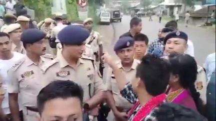 অমরপুর: উদয়পুরস্থিত গোমতী জেলাশাসকের কার্যালয়ে প্রবেশদ্বার পুলিশ প্রশাসনের দেওয়া বেরিগেট ভাঙ্গার চেষ্টা  YTF কর্মী সমর্থকের