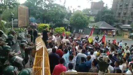 উদয়পুর: পুলিশের সঙ্গে দস্তা দস্তি!হাতে তালা নিয়ে উদয়পুরে গোমতির জেলা শাসক অফিস তালা দেওয়ার জন্য আন্দোলন চালাচ্ছে তিপ্রা মথা দল