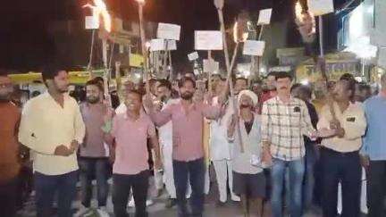जबलपुर: पंडा की मडिया से आनंद कुंज तक 60 फीट की सड़क बने, अतिक्रमण के समर्थन में व्यापारियों का मशाल जुलूस