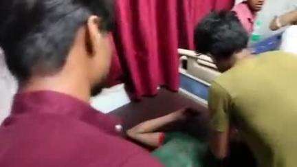 हाथरस: गांव कारस में छत से गिरकर एक शख्स का सिर फटा, परिजन उपचार के लिए जिला अस्पताल लाए, डॉक्टरों ने अलीगढ़ रेफर किया