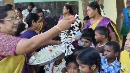 திண்டுக்கல் கிழக்கு: மேற்கு ரத வீதி மாநகராட்சி தொடக்கப்பள்ளியில் புதிதாக பள்ளிக்கு வரும் குழந்தைகளுக்கு மாலை அணிவித்தும் வரவேற்ற மேயர் இளமதி