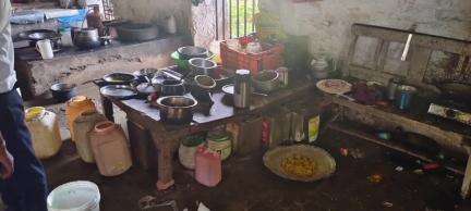 ललितपुर: जिला कारागार में हत्या के आरोप में बंद पूर्व सांसद को गद्दा, देसी घी, बैटरी वाला पंखा जैसी सुविधाओं के फोटो हुए वायरल