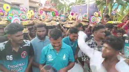 ஊத்தங்கரை: பெருமாள் நாயக்கன்பட்டியில் 20 ஆண்டுகளுக்கு பிறகு நடைபெற்ற மாரியம்மன் திருவிழா - மாவிளக்கு எடுத்து மக்கள் வழிபாடு