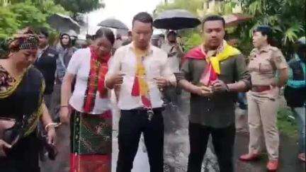 অমরপুর: অবশেষে গোমতী জেলা শাসকের কার্যালয়ের মূল দরজায় তালা ঝুলিয়ে দিল ওয়াইটিএফ সংগঠন