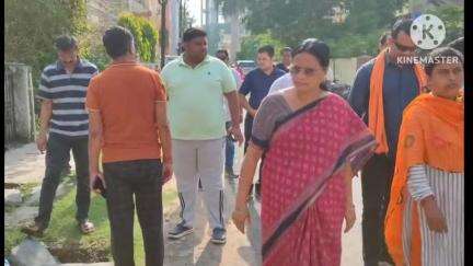 कोरबा: कोसाबाड़ी में गंदगी की खबर मिलते ही महापौर सड़क पर उतरीं, निगम अधिकारियों को लगाई फटकार