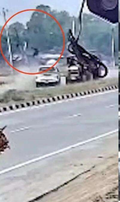 यूपी के गोरखपुर में अनियंत्रित कार की चपेट में आने से चार युवकों की हुई मौत, हादसे का वीडियो आया सामने
