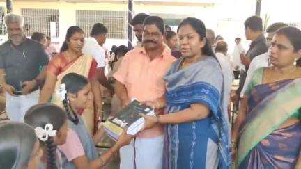 திருப்பத்தூர்: ஜோலார்பேட்டையில் பள்ளி மாணவர்களுக்கு இலவச  நோட்டு புத்தகம், சீருடை  வழங்கிய கலெக்டர், எம்எல்ஏ