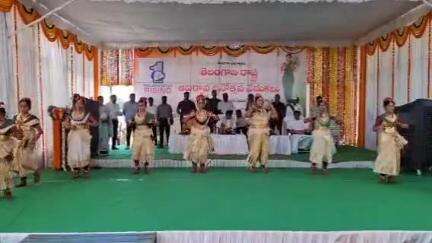 నిర్మల్: జిల్లా కలెక్టరేట్ లో నిర్వహించిన రాష్ట్ర అవతరణ దినోత్సవ వేడుకల్లో ఆకట్టుకున్న విద్యార్థుల సాంస్కృతిక కార్యక్రమాలు