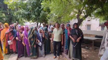 बूंदी: ग्रामजखाना के ग्रामवासियों ने कलेक्ट्रेट में पहुंचे नरेगा में हो रही अनियमिता को लेकर एडीएम को ज्ञापन दिया #jansamasya
