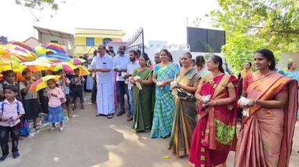 புதுக்கோட்டை: புறாக்கள் பறக்க விட்டு குடைகள் வழங்கி பூக்கள் தூவி மாணவர்களை வரவேற்ற ஆசிரியர்கள் சந்தப்பேட்டை நகராட்சி பள்ளியில் மாணவர்கள் உற்சாகம்