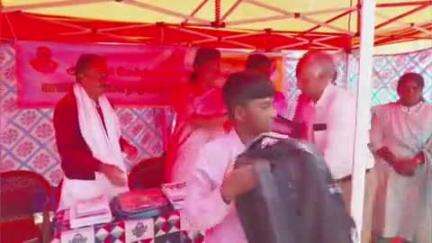 உதகமண்டலம்: உதகைஅரசு மேல்நிலைப்பள்ளியில் மாணவ/ மாணவியர்களுக்கு பாடப் புத்தகங்கள், நோட்டுகள், பள்ளி சீருடைகளைமாவட்ட ஆட்சித்தலைவர்  வழங்கினார்