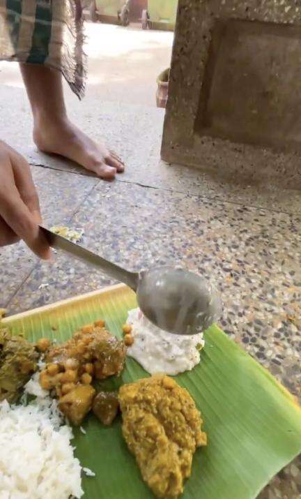 ये क्या मंदिर का प्रसाद बना रहे विराट!; फैंस बोले- ये आंखों का धोखा तो नहीं?