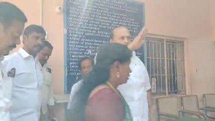 வேடசந்தூர்: அரசு பெண்கள் மேல்நிலைப் பள்ளியில் மாணவிகளுக்கு புத்தகம் வழங்கிய MLA காந்திராஜன்