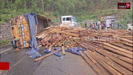 सोलन के समलेच में लकड़ी से भरा ट्रक पलटा, NH-5 पर फोरलेन की एक लेन बंद