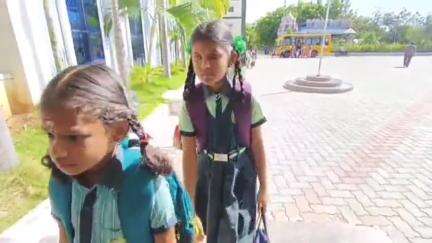 பாப்பிரெட்டிபட்டி: கடத்தூர் கிரின்பார்க் பள்ளியின் சார்பாக பள்ளி மாணவர்களுக்கு பூங்கொத்து கொடுத்து வரவேற்பு ,