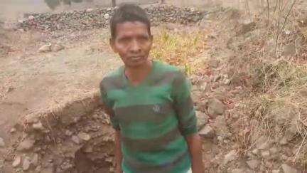 कवर्धा: ग्राम बेलापानी में झिरिया के पानी पीने को मजबूर राष्ट्रपति के दत्तक पुत्र कहे जाने वाले बैगा आदिवासी